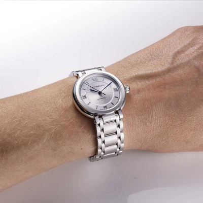 Une femme portant la montre Montre Herbelin Galet – Automatique – Acier