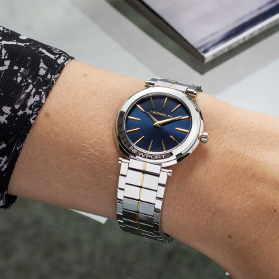 Une femme portant la montre Montre Herbelin Newport – Slim – Bicolore