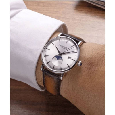 Un homme portant la montre Montre Herbelin Inspiration – Automatique – Moonphase – Limited Edition