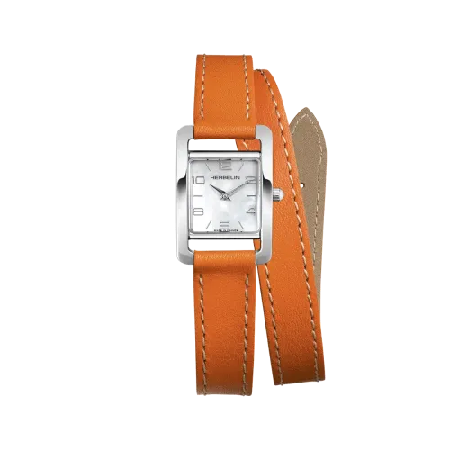 Une femme portant la montre Montre Herbelin Vème Avenue – Bracelet Double – Cuir Orange & Nacre