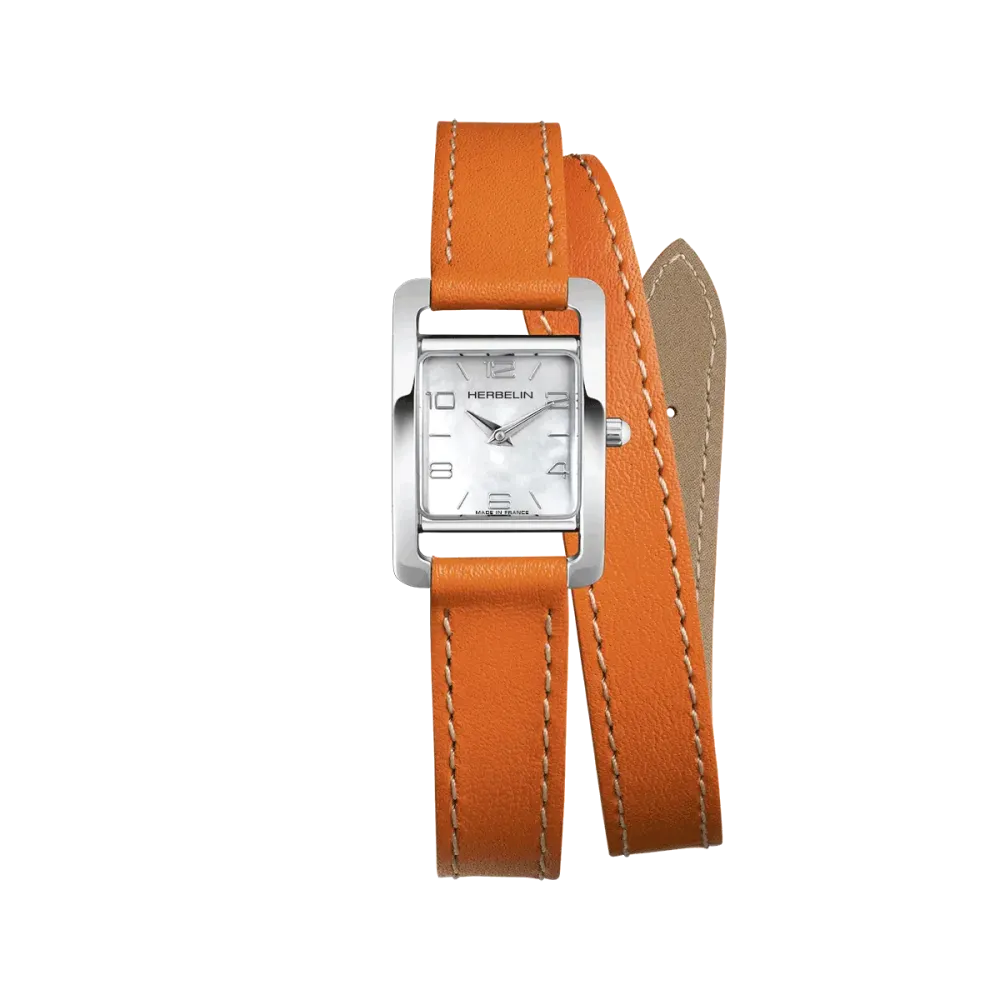 Une femme portant la montre Montre Herbelin Vème Avenue – Bracelet Double – Cuir Orange & Nacre