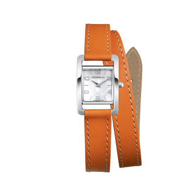 Une femme portant la montre Montre Herbelin Vème Avenue – Bracelet Double – Cuir Orange & Nacre