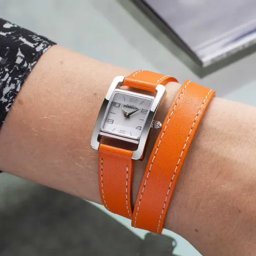 Une femme portant la montre Montre Herbelin Vème Avenue – Bracelet Double – Cuir Orange & Nacre