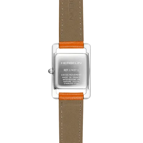 Une femme portant la montre Montre Herbelin Vème Avenue – Bracelet Double – Cuir Orange & Nacre