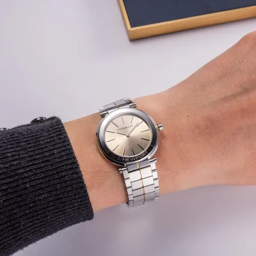 Photo montrant l'intégralité de la montre Montre Herbelin Newport Slim – Quartz – Champagne & Acier