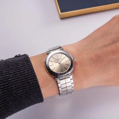 Une femme portant la montre Montre Herbelin Newport Slim – Quartz – Champagne & Acier
