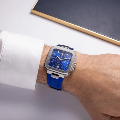 Un homme portant la montre Montre Herbelin Cap Camarat Square – Chronographe – Bleu & FKM Bleu