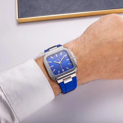 Un homme portant la montre Montre Herbelin Cap Camarat Square – Quartz – Bleu & FKM Bleu