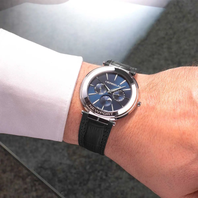 Un homme portant la montre Montre Herbelin Newport – Slim Phase de Lune – Acier & Cuir