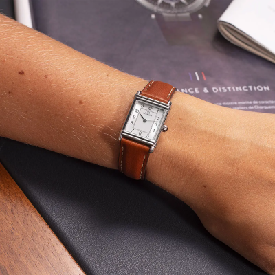 Une femme portant la montre Montre Herbelin Art Déco – Quartz – Acier & Cuir Camel