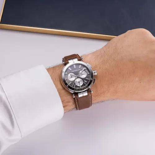 Photo montrant l'intégralité de la montre Montre Herbelin Newport – Chronographe – Gris, Blanc & Cuir Brun