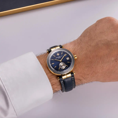 Un homme portant la montre Montre Herbelin Newport – Héritage Originals – Petite Seconde