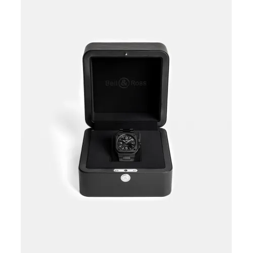 Photo montrant l'intégralité de la montre Bell & Ross BR-05 Black Ceramic Bracelet Ceramic