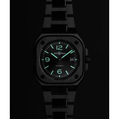 Photo montrant la luminescence des aiguilles et index de la montre Bell & Ross BR-05 Black Ceramic Bracelet Ceramic