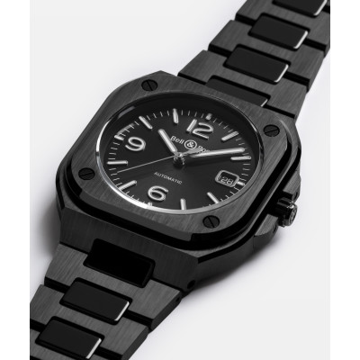 Vue inclinée de la montre Bell & Ross BR-05 Black Ceramic Bracelet Ceramic