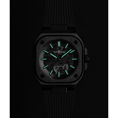 Photo montrant la luminescence des aiguilles et index de la montre Bell & Ross BR-05 Skeleton Black Ceramic