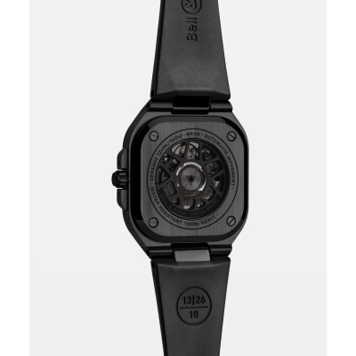 Vue de dos de la montre Bell & Ross BR-05 Skeleton Black Ceramic avec boîtier transparent