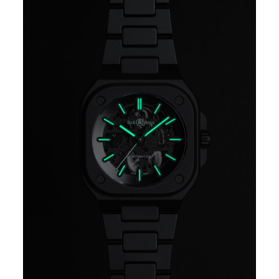 photo montrant la luminescence des aiguilles et index de la montre bell & ross br-05 skeleton black lum ceramic