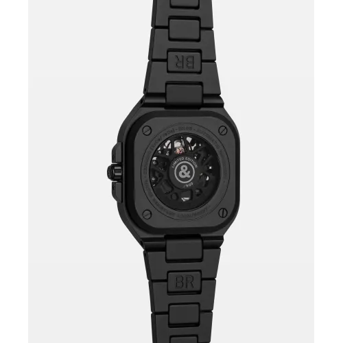 photo montrant l'intégralité de la montre bell & ross br-05 skeleton black lum ceramic