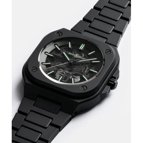 photo montrant l'intégralité de la montre bell & ross br-05 skeleton black lum ceramic