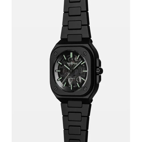 photo montrant l'intégralité de la montre bell & ross br-05 skeleton black lum ceramic
