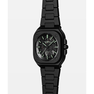 vue profil de la montre bell & ross br-05 skeleton black lum ceramic montrant la couronne