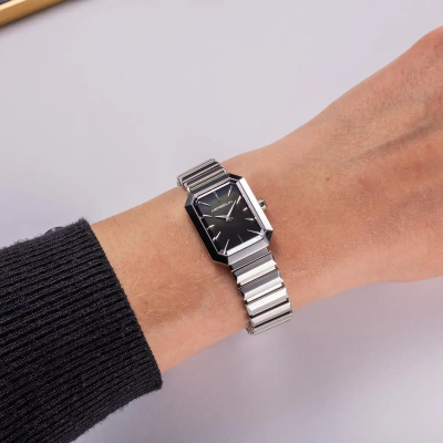 Une femme portant la montre Montre Herbelin Octogône – Quartz – Nacre Noire & Acier