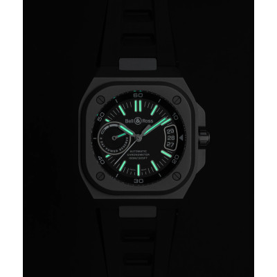 Photo montrant la luminescence des aiguilles et index de la Bell & Ross BR-X5 Black Titanium