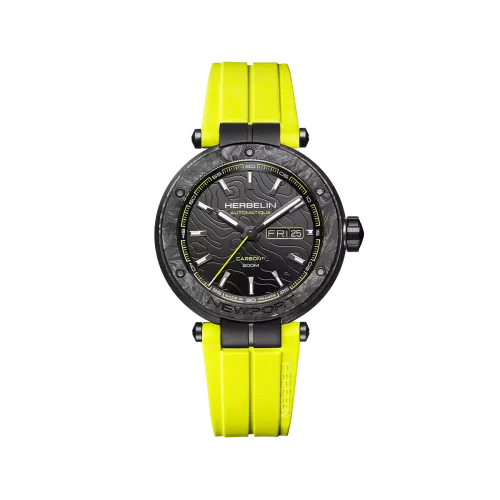 Un homme portant la montre Montre Herbelin Newport – Carbone Titane Automatique – Jaune