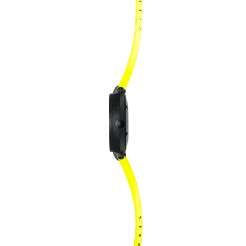 Un homme portant la montre Montre Herbelin Newport – Carbone Titane Automatique – Jaune