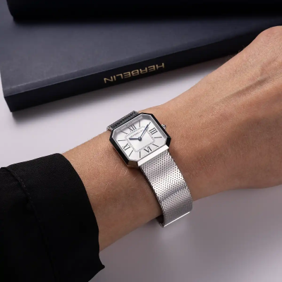 Une femme portant la montre Montre Herbelin Octogône – Quartz – Acier & Index