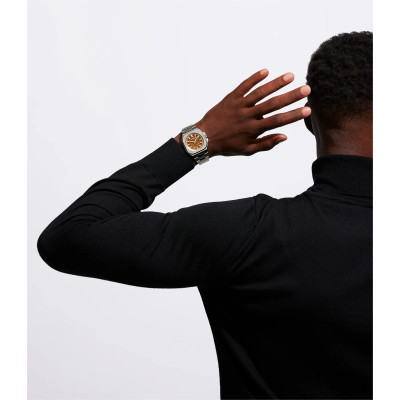 un modèle masculin portet la Montre Bell & Ross BR-05 Skeleton Golden