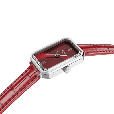 Vue en gros plan de la Montre Tissot SRV Cadran Rouge Bracelet Cuir Rouge