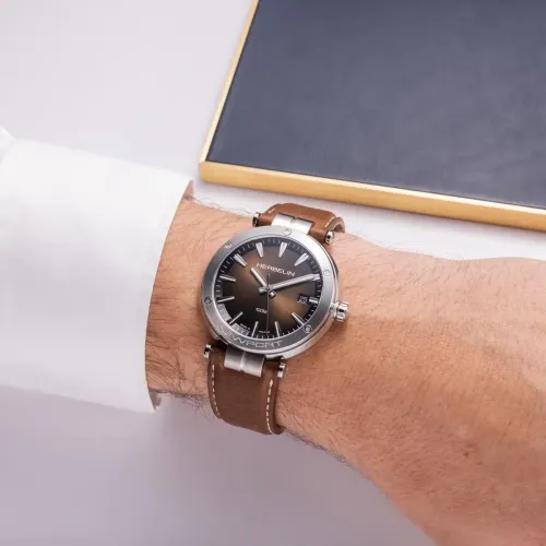 Vue intégrale de la Montre Herbelin Newport – Quartz – Brun & Cuir Bru