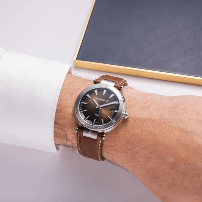 vue poignet de la Montre Herbelin Newport – Quartz – Brun & Cuir Brun