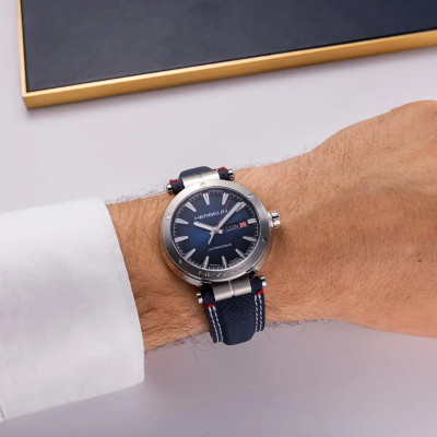 Vue poignet de la Montre Herbelin Newport – Automatique & Day Date – Textile Bleu