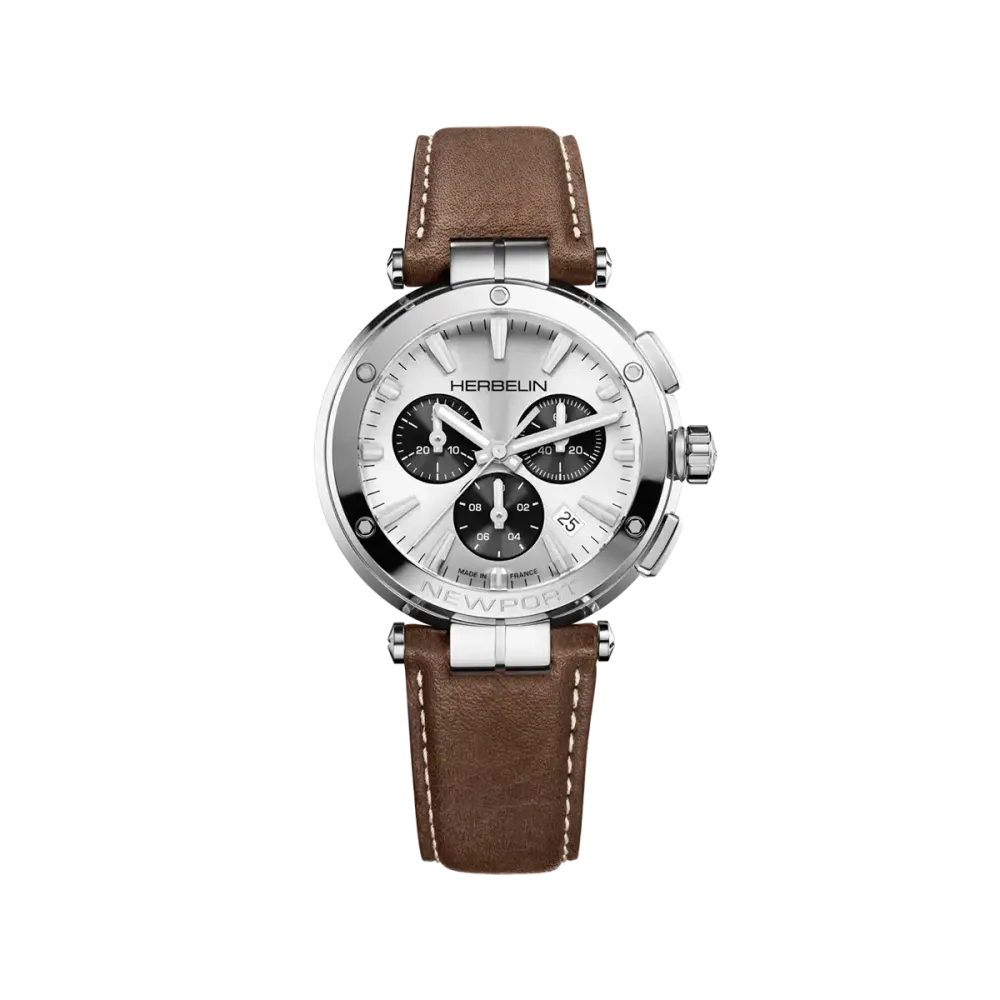 Photo montrant l'intégralité de la Montre Herbelin Newport – Chronographe – Blanc, Gris & Cuir Brun