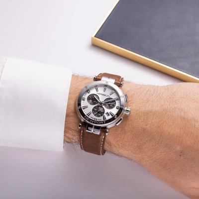 Image capturant l’ensemble de la Montre Herbelin Newport – Chronographe – Blanc, Gris & Cuir Brun