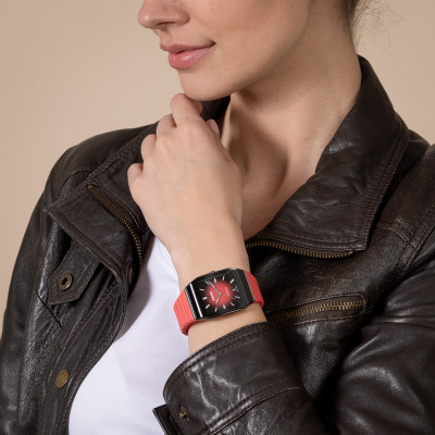 Une femme portant la montre Montre Anatom Automatic Cadran Rouge Bracelet Caoutchouc Roug