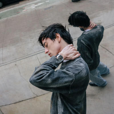 Un homme portant la Montre G-Shock G-Steel GM-2100-1AE