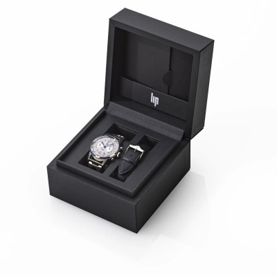 Vue de l’écrin de la Montre Lip Rallye Méca-Quartz Chronograph 40 Mm Cadran Argent Bracelet Argent