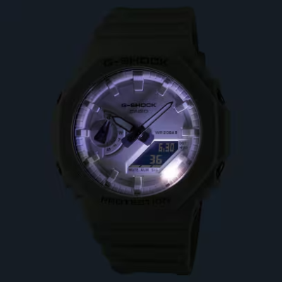 La montre Casio G-Shock GA-2100-7A7ER dans l’obscurité