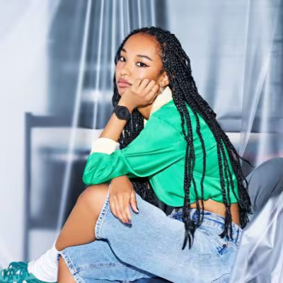 Une femme portant la montre Montre Casio GMA-P2100BB-1AER