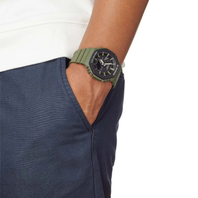 Photo poignet de la montre Casio G-Shock GA-2110SU-3AER