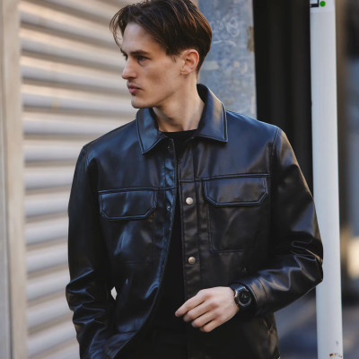 Un homme avec une veste en cuir noire porte la montre GM-2100BB-1A