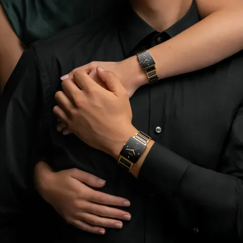 Photo montrant l'intégralité de la montre Rado Integral Diamonds, cadran noir, bracelet bicolore noir et or.