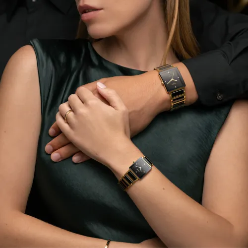 Photo montrant l'intégralité de la montre Rado Integral Diamonds, cadran noir, bracelet bicolore noir et or.