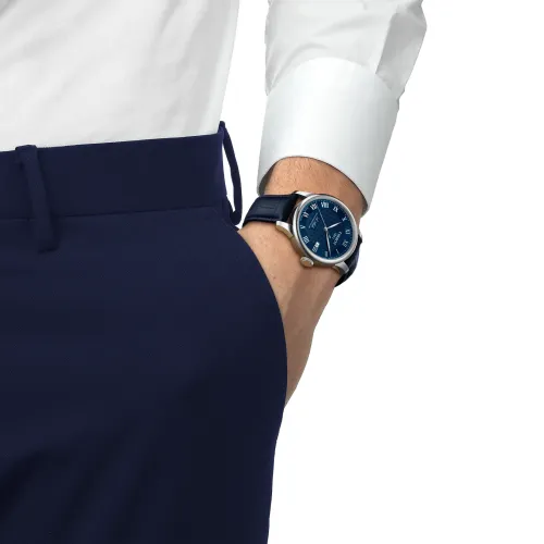 Photo montrant l'intégralité de la montre Tissot Le Locle 39mm, cadran bleu, boîtier argent, bracelet cuir bleu.