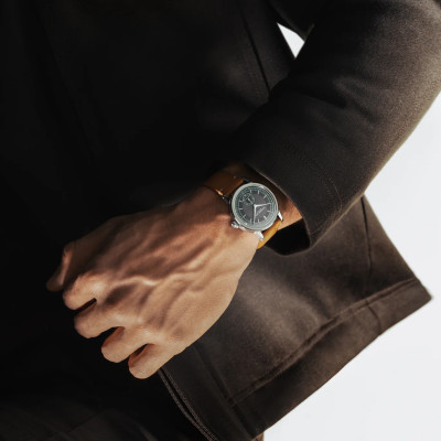 Un homme portant la montre Montre Raymond Weil Millesime Small Seconds 35 mm, cadran anthracite, bracelet cuir marron
