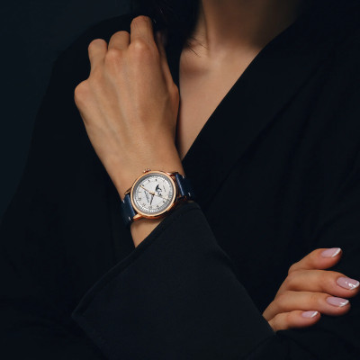 Une femme portant la montre Montre Raymond Weil Millesime Moonphase, Cadran Argenté, Bracelet Cuir Bleu Marine
